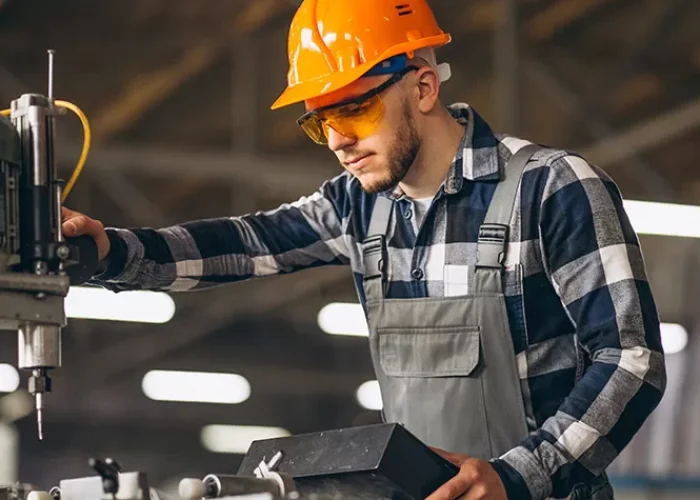 profissional-trabalhandopara-evitar-o-desperdicio-na-industria-jpg